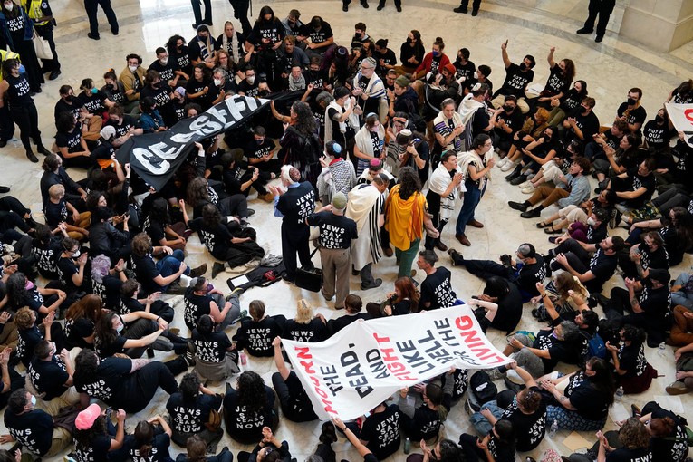 Những người biểu t&igrave;nh tụ tập ở T&ograve;a nh&agrave; văn ph&ograve;ng Hạ viện Mỹ, Đồi Capitol. Ảnh: Getty Images