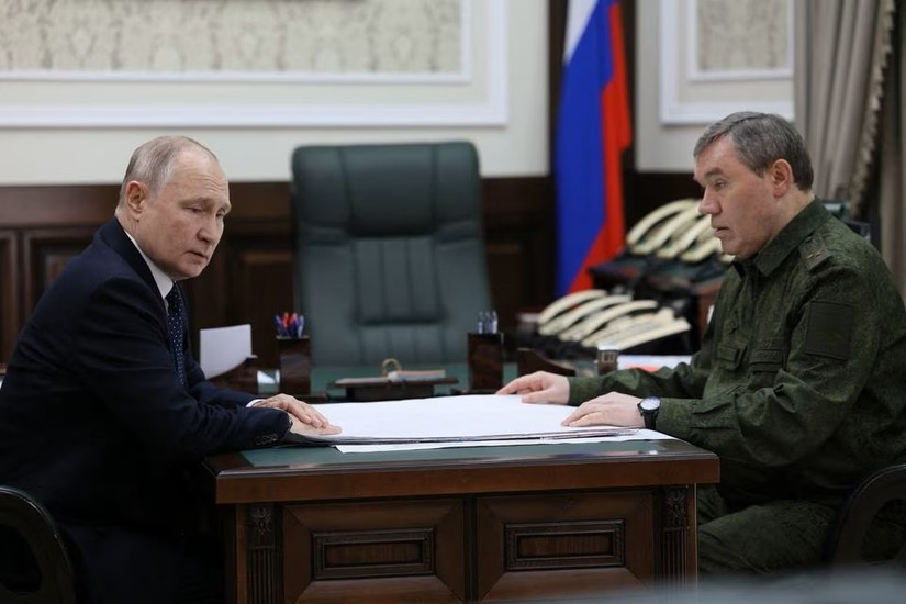 Tổng thống Nga Vladimir Putin c&oacute; cuộc họp với Tổng Tham mưu trưởng Lực lượng vũ trang Nga Valery Gerasimov tại sở chỉ huy chiến dịch qu&acirc;n sự đặc biệt ở Rostov-on-Don, ng&agrave;y 19/10. Ảnh: Sputnik