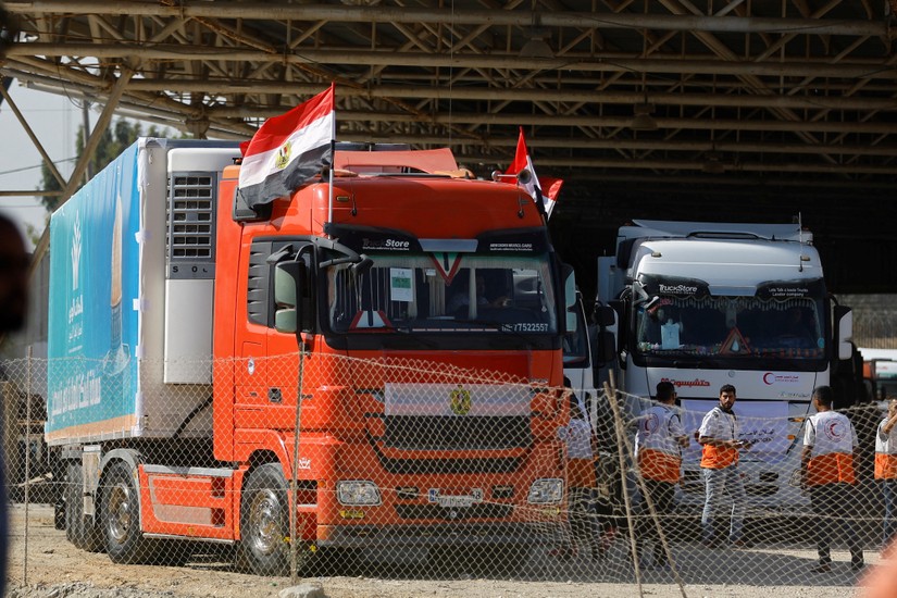 Xe tải chở h&agrave;ng viện trợ nh&acirc;n đạo đến ph&iacute;a Palestine ở bi&ecirc;n giới với Ai Cập, ng&agrave;y 21/10. Ảnh: Reuters