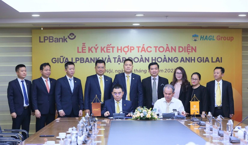 &Ocirc;ng Hồ Nam Tiến - Ph&oacute; Chủ tịch Hội đồng quản trị - Tổng gi&aacute;m đốc LPBank (b&ecirc;n tr&aacute;i) v&agrave; &ocirc;ng Đo&agrave;n Nguy&ecirc;n Đức &ndash; Chủ tịch HĐQT HAGL Group (b&ecirc;n phải) thực hiện k&yacute; kết hợp t&aacute;c