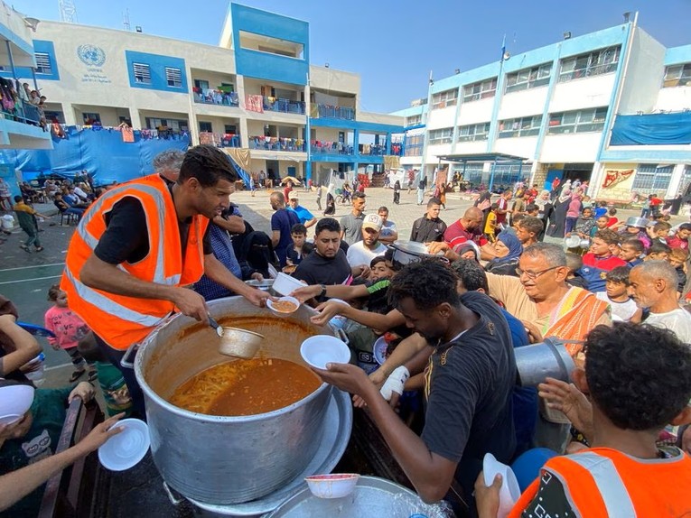 Hamas thả 2 con tin, Israel cảnh b&aacute;o 'tấn c&ocirc;ng Gaza từ nhiều hướng' ảnh 4