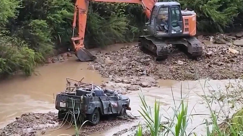 Hiện trường vụ lật xe jeep ở khu du lịch l&agrave;ng C&ugrave; Lần.