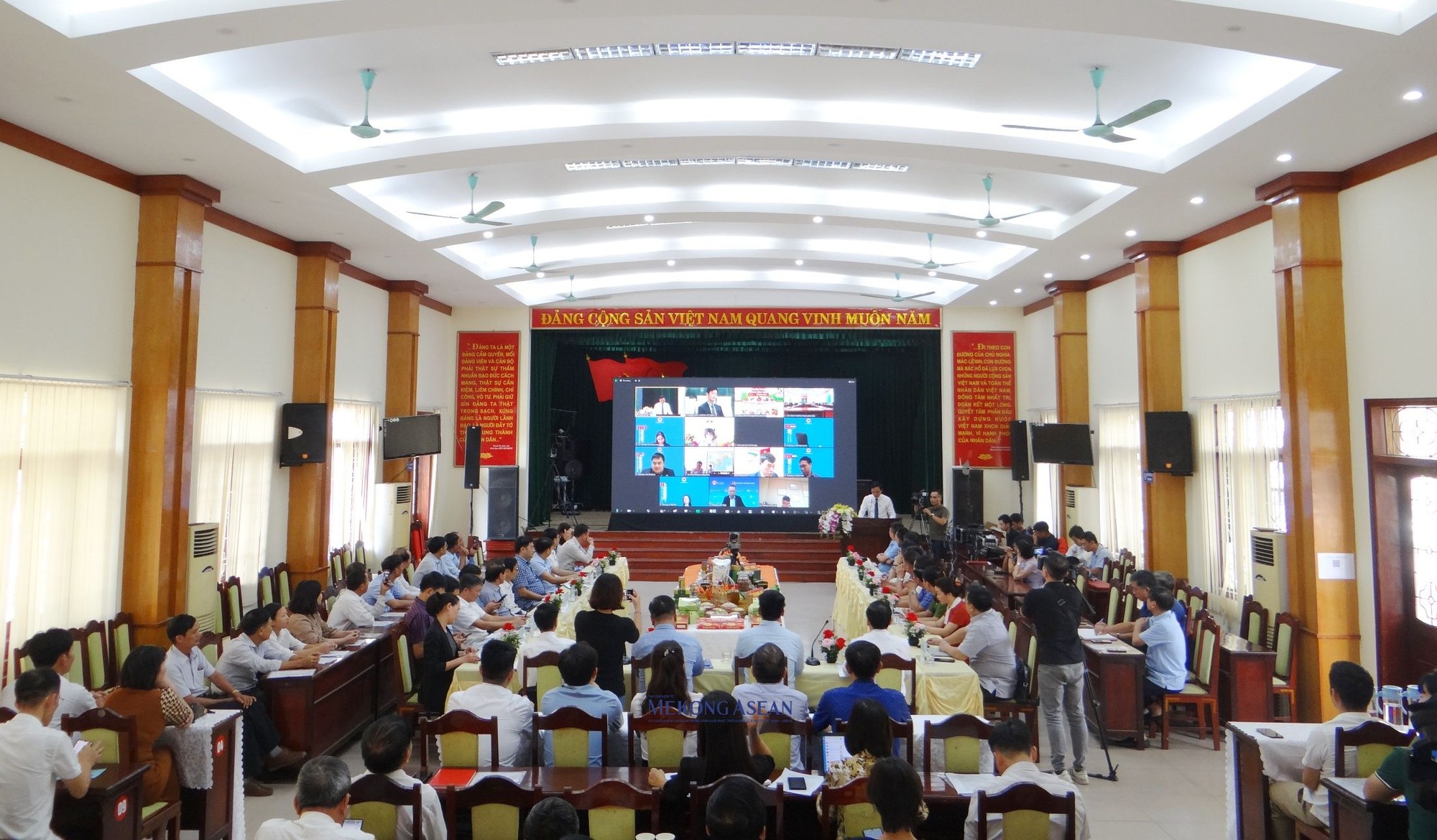 Quang cảnh hội nghị tại điểm cầu hội trường UBND huyện Cẩm Gi&agrave;ng, tỉnh Hải Dương.