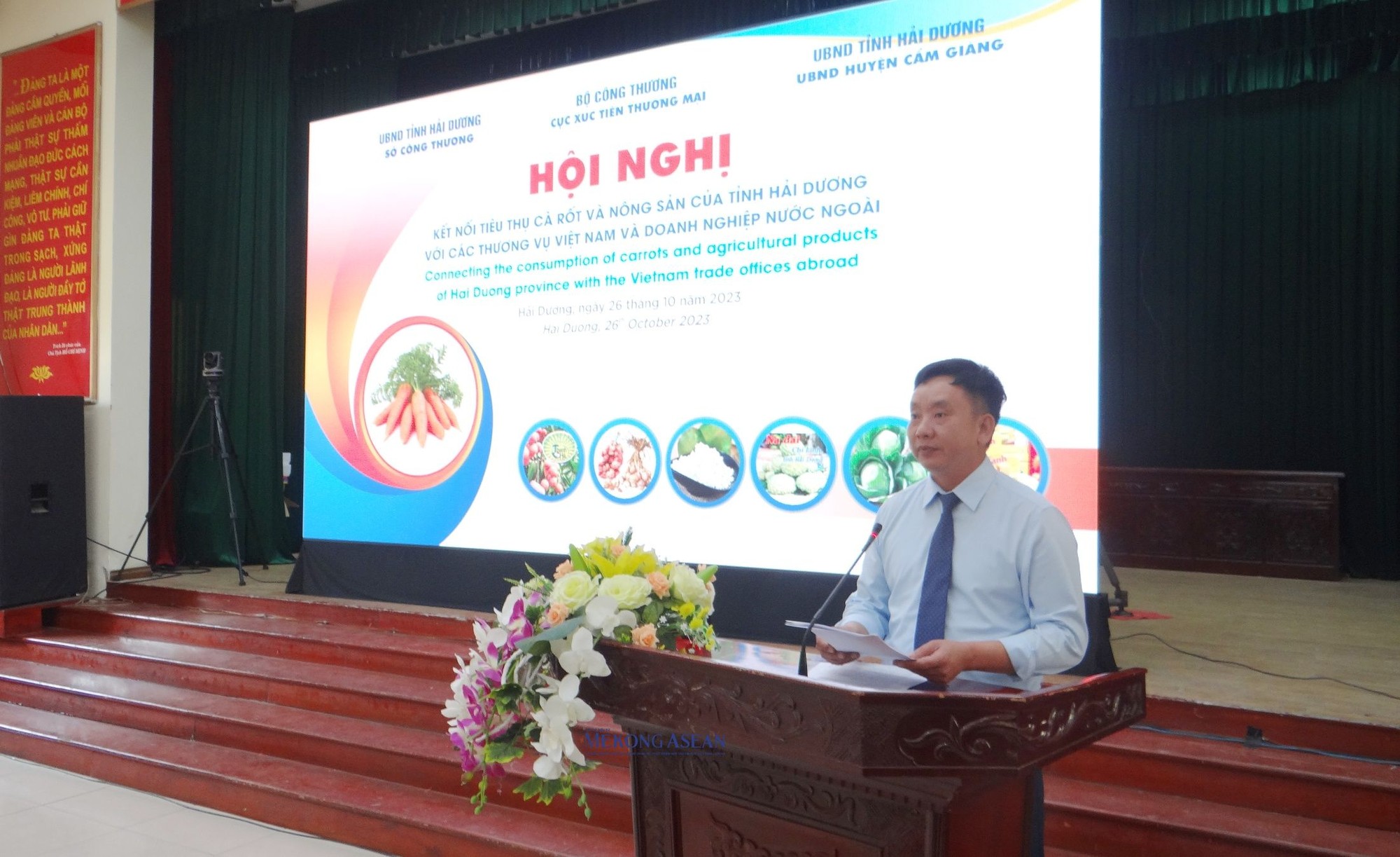 Ph&oacute; Chủ tịch UBND tỉnh Hải Dương Trần Văn Qu&acirc;n ph&aacute;t biểu tại hội nghị.