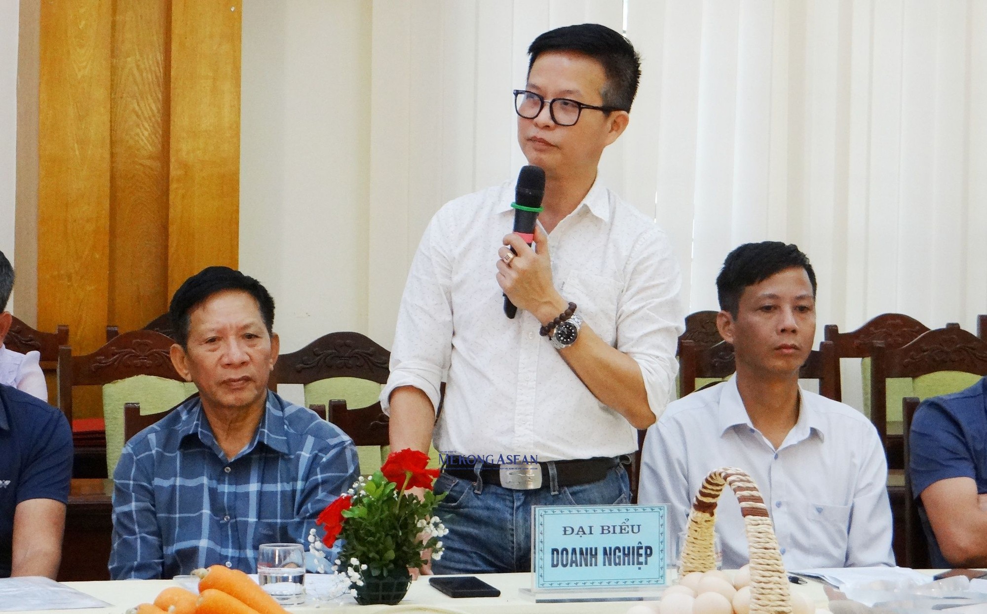 Đại diện doanh nghiệp thu mua, xuất khẩu tại điểm cầu hội trường UBND huyện Cẩm Gi&agrave;ng ph&aacute;t biểu.