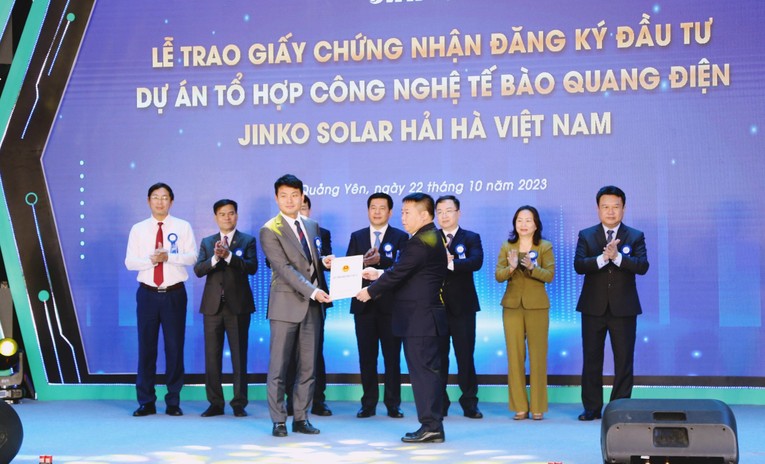 Tỉnh Quảng Ninh đ&atilde; trao giấy chứng nhận đăng k&yacute; đầu tư Dự &aacute;n Tổ hợp c&ocirc;ng nghệ tế b&agrave;o quang điện Jinko Solar Hải H&agrave; Việt Nam.