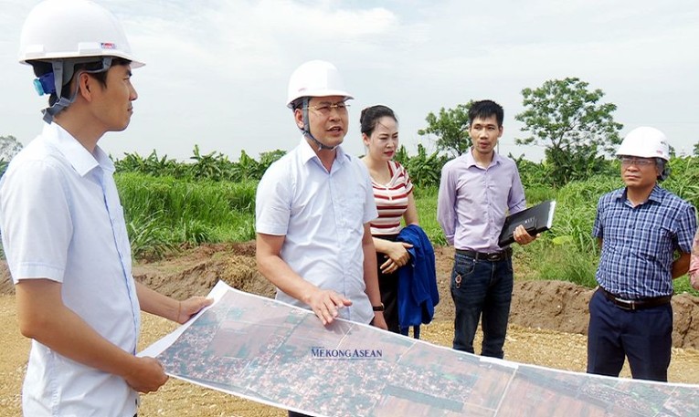 Chủ tịch UBND th&agrave;nh phố Hưng Y&ecirc;n Do&atilde;n quốc Ho&agrave;n kiểm tra thực địa tại Dự &aacute;n đường giao th&ocirc;ng li&ecirc;n x&atilde; Ph&uacute; Cường - H&ugrave;ng Cường.