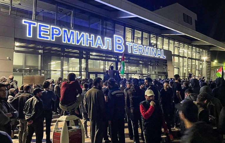 Người biểu t&igrave;nh tại s&acirc;n bay Makhachkala, sau khi nghe tin về chuyến bay từ Tel Aviv (Israel) đến đ&acirc;y. Ảnh: TASS