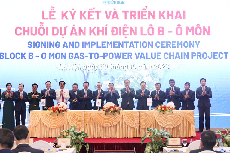 Petrovietnam v&agrave; c&aacute;c đối t&aacute;c tiến h&agrave;nh k&yacute; kết c&aacute;c văn bản quan trọng. Nguồn: VGP.