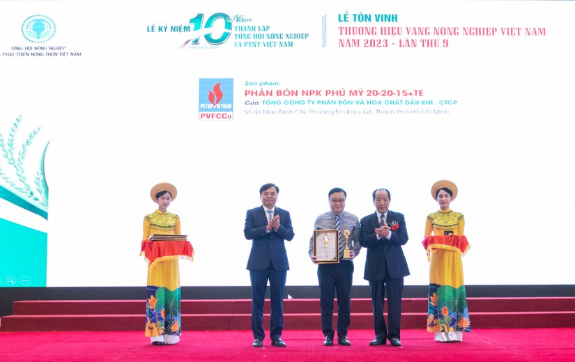 Đại diện PVFCCo nhận biểu trưng chứng nhận Thương hiệu v&agrave;ng n&ocirc;ng nghiệp Việt Nam 2023.