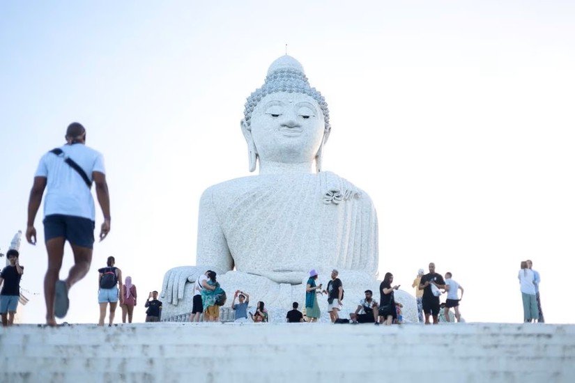 Kh&aacute;ch du lịch tham quan tượng Phật lớn ở Phuket, Th&aacute;i Lan, ng&agrave;y 3/7. Ảnh: Reuters