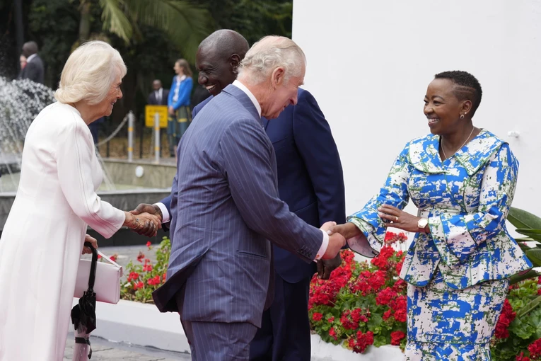 Vua Charles III v&agrave; Vương hậu Camilla bắt tay Tổng thống Tổng thống Kenya William Ruto v&agrave; Đệ nhất Phu nh&acirc;n Rachal Ruto ng&agrave;y 31/10/2023. Ảnh: AP