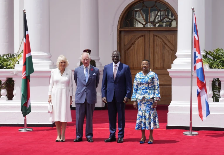 Vua Charles III, Vương hậu Camilla c&ugrave;ng Tổng thống Tổng thống Kenya William Ruto v&agrave; Đệ nhất Phu nh&acirc;n Rachal Ruto trước khi bắt đầu buổi gặp mặt tại State House, Nairobi, Kenya ng&agrave;y 31/10/2023. Ảnh: AP