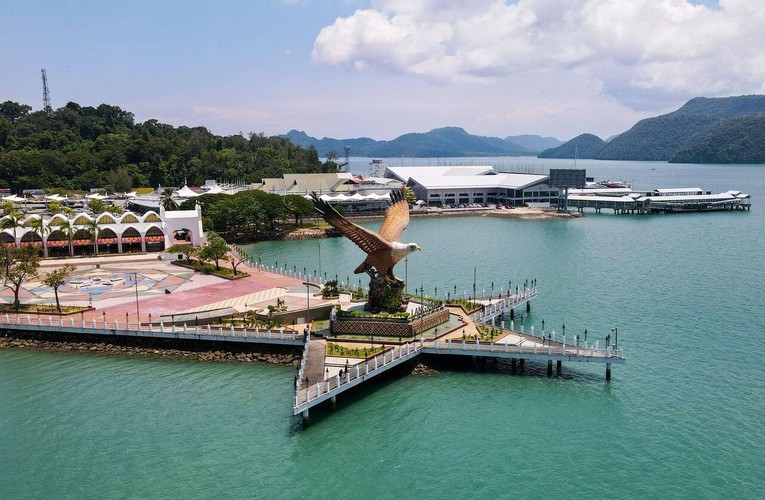 Malaysia sẽ mở cửa trở lại Langkawi cho những du kh&aacute;ch đ&atilde; được ti&ecirc;m ph&ograve;ng đầy đủ theo một chương tr&igrave;nh th&iacute; điểm v&agrave;o th&aacute;ng 11. Ảnh: AFP