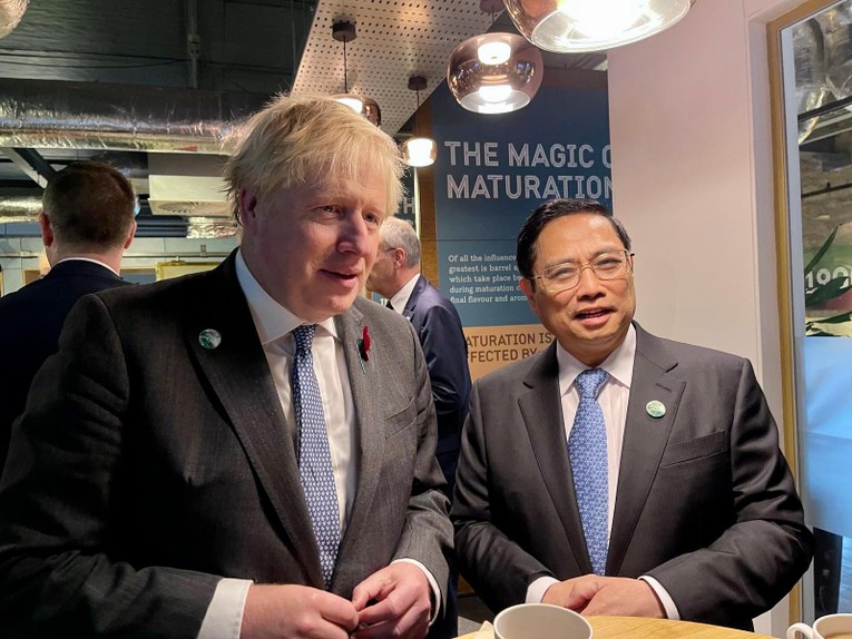 Thủ tướng Phạm Minh Ch&iacute;nh v&agrave; Thủ tướng Vương quốc Anh Boris Johnson. Ảnh: TTXVN