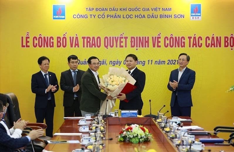 Chủ tịch Hội đồng Th&agrave;nh vi&ecirc;n Tập đo&agrave;n PVN Ho&agrave;ng Quốc Vượng tặng hoa ch&uacute;c mừng &ocirc;ng B&ugrave;i Ngọc Dương giữ chức vụ Tổng Gi&aacute;m đốc BSR. Ảnh: BSR