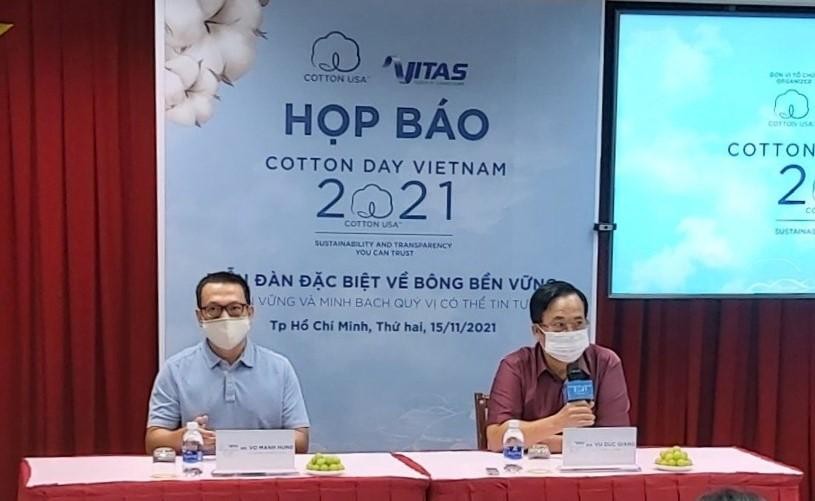 &Ocirc;ng V&otilde; Mạnh H&ugrave;ng v&agrave; &ocirc;ng Vũ Đức Giang tại cuộc họp b&aacute;o