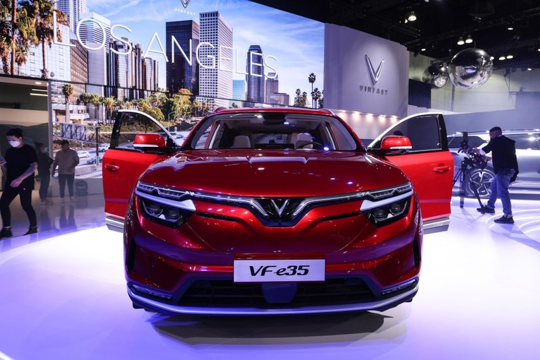 Chiếc xe &ocirc; t&ocirc; điện VF e35 được ra mắt tại triển l&atilde;m &ocirc; t&ocirc; Los Angeles Auto Show 2021.