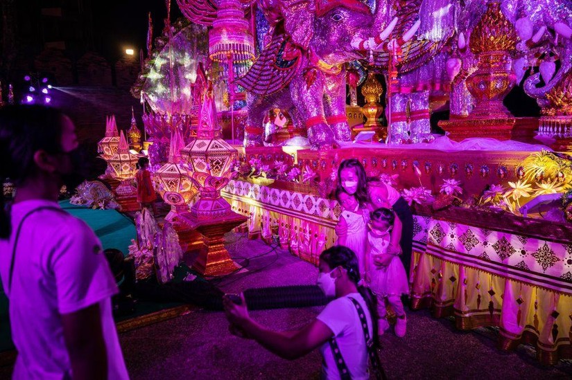 Du kh&aacute;ch chụp ảnh tại Cổng Tha Phae trong lễ hội Loy Krathong ở Chiang Mai v&agrave;o ng&agrave;y 19/11. Ảnh: Bloomberg