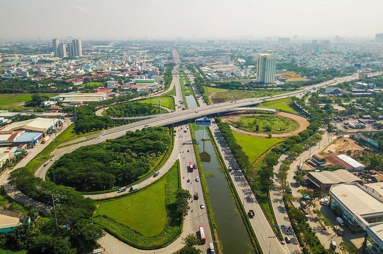 Cơ sở hạ tầng giao th&ocirc;ng đang được ho&agrave;n thiện tại B&igrave;nh Ch&aacute;nh