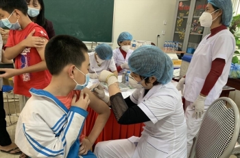 Các địa phương &apos;chạy đua&apos; tiêm vaccine cho trẻ trước nguy cơ chủng mới xuất hiện