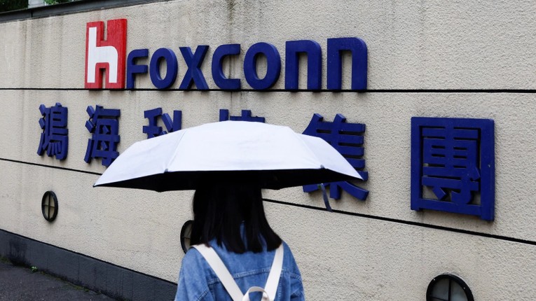 Foxconn cho biết nh&agrave; m&aacute;y sản xuất tại Trịnh Ch&acirc;u sẽ tiếp tục hoạt động trong &ldquo;v&ograve;ng kh&eacute;p k&iacute;n&rdquo;. Ảnh: Reuters