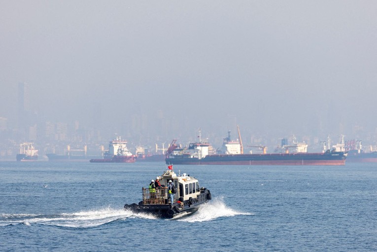 C&aacute;c quan chức của Trung t&acirc;m Điều phối Chung (JCC) đi qua t&agrave;u chở h&agrave;ng Mehmet Bey tại khu vực eo biển Bosphorus, Thổ Nhĩ Kỳ, ng&agrave;y 31/10. Ảnh: Reuters