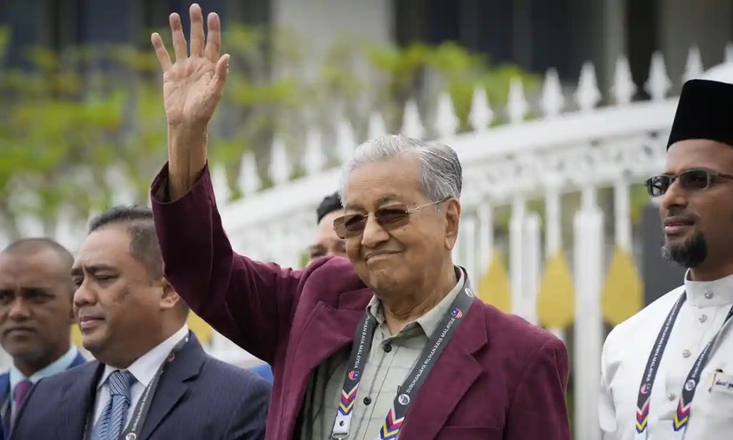 Cựu Thủ tướng Malaysia Mahathir Mohamad, 97 tuổi, tuy&ecirc;n bố tranh cử nhiệm kỳ 3. Ảnh: AP