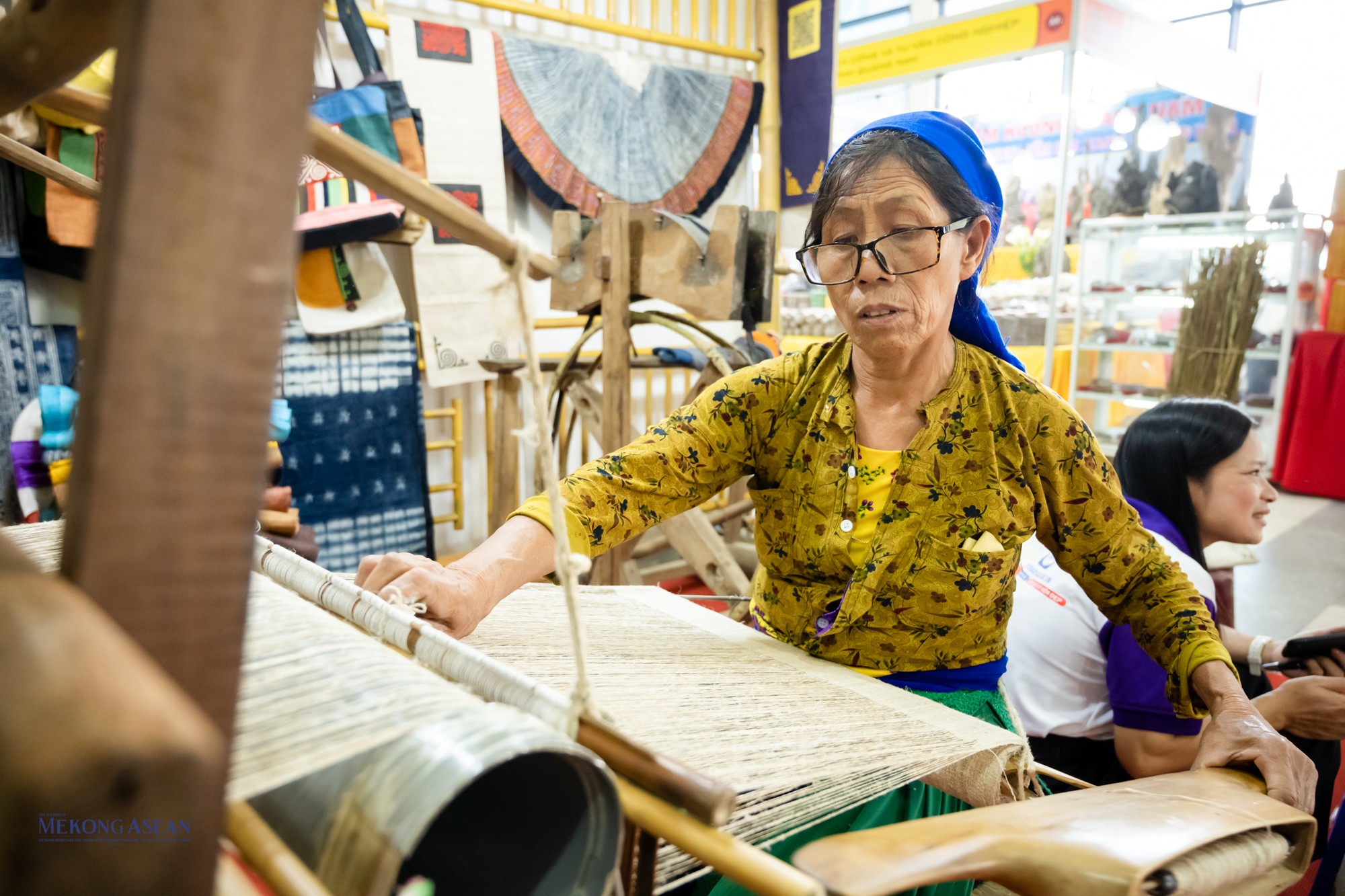 Gian h&agrave;ng tr&igrave;nh diễn dệt vải lanh nằm trong khu&ocirc;n khổ Hội chợ L&agrave;ng nghề v&agrave; Sản phẩm OCOP Việt Nam lần thứ 18 v&agrave; Hội thi Sản phẩm thủ c&ocirc;ng mỹ nghệ Việt Nam năm 2022, trong chuỗi sự kiện &ldquo;Festival L&agrave;ng nghề Việt Nam năm 2022&rdquo; do Bộ NN&amp;amp;amp;amp;PTNT chủ tr&igrave; tổ chức tại H&agrave; Nội, từ ng&agrave;y 2/11 &ndash; 6/11.