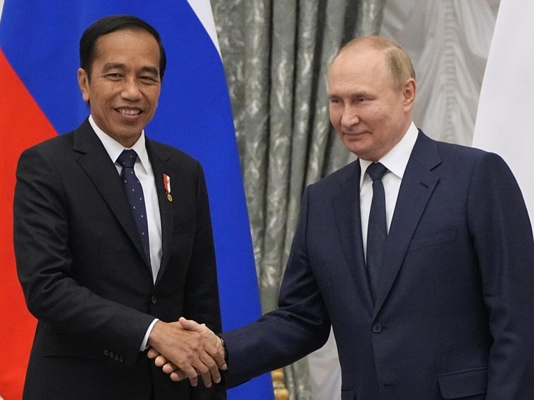 Tổng thống Nga Vladimir Putin tiếp người đồng cấp Indonesia Joko Widodo v&agrave; tổ chức họp b&aacute;o chung tại điện Kremlin, Moscow, Nga, ng&agrave;y 30/06. Ảnh: AP