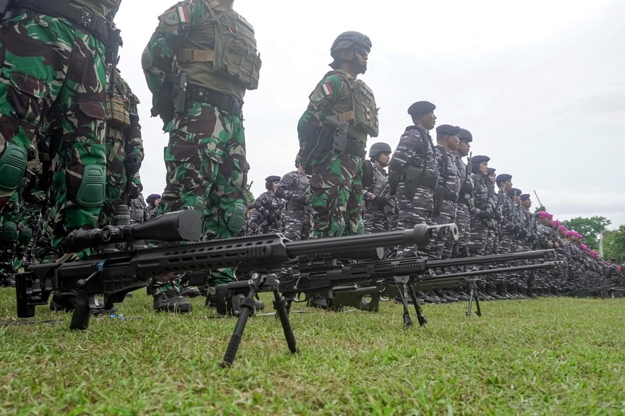 Qu&acirc;n đội Indonesia tham gia chuẩn bị an ninh cho hội nghị thượng đỉnh G20 tại Niti Mandala ở Denpasar, Bali. Ảnh: Dicky Bisinglasi