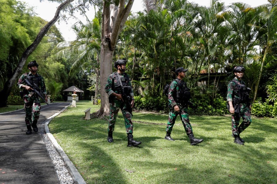 Qu&acirc;n đội Indonesia đi tuần tại một trong những kh&aacute;ch sạn được chỉ định tại Nusa Dua, Bali. Ảnh: EPA