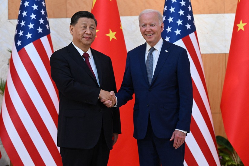 Chủ tịch Trung Quốc Tập Cận B&igrave;nh v&agrave; Tổng thống Mỹ Joe Biden bắt tay nhau tại cuộc hội đ&agrave;m, ng&agrave;y 14/11. Ảnh: AFP