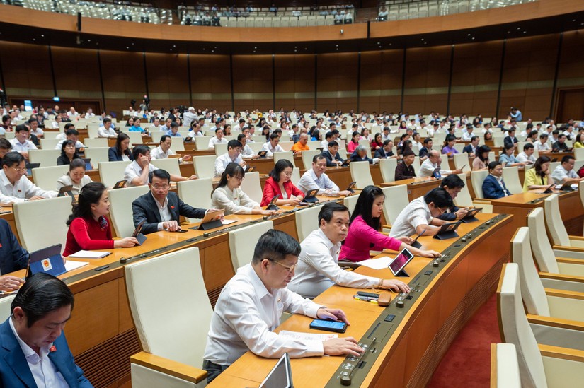 Đại biểu Quốc hội biểu quyết th&ocirc;ng qua Nghị quyết th&iacute; điểm cơ chế đặc th&ugrave; ph&aacute;t triển Bu&ocirc;n Ma Thuột. Ảnh: Quochoi