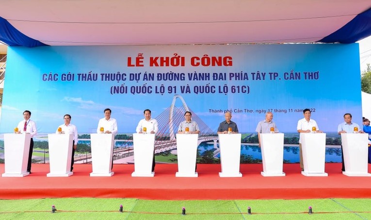 Thủ tướng Phạm Minh Ch&iacute;nh v&agrave; c&aacute;c đại biểu nhấn n&uacute;t khởi c&ocirc;ng c&aacute;c g&oacute;i thầu thuộc dự &aacute;n đường V&agrave;nh đai ph&iacute;a t&acirc;y th&agrave;nh phố Cần Thơ. Ảnh: VGP