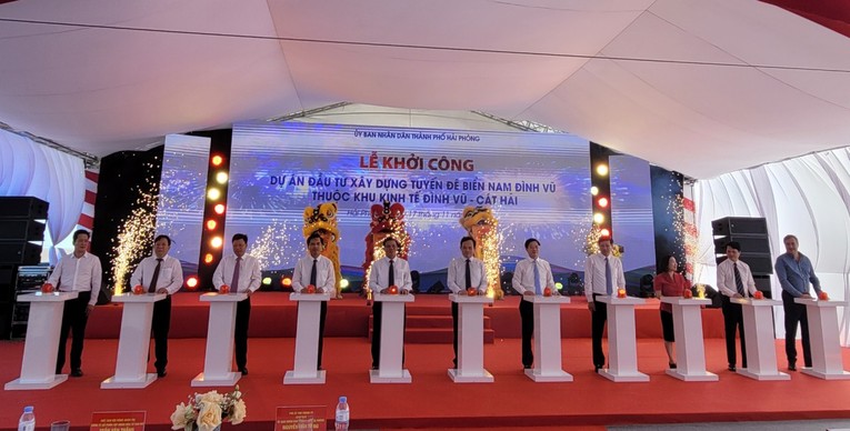 C&aacute;c đại biểu thực hiện nghi thức bấm n&uacute;t khởi c&ocirc;ng Dự &aacute;n. Nguồn: Haiphong.gov.