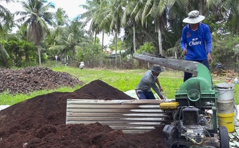 Sản xuất ph&acirc;n b&oacute;n hữu cơ từ dừa nước tại huyện G&ograve; C&ocirc;ng T&acirc;y, tỉnh Tiền Giang.