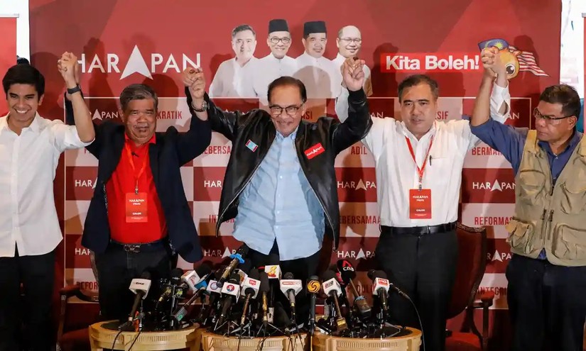 Li&ecirc;n minh của &ocirc;ng Anwar Ibrahim (giữa) đ&atilde; gi&agrave;nh được hầu hết c&aacute;c ghế trong cuộc bầu cử, nhưng kh&ocirc;ng đủ để chiếm đa số trong Quốc hội. Ảnh: EPA