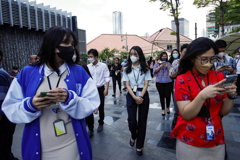 C&aacute;c nh&acirc;n vi&ecirc;n tại một t&ograve;a nh&agrave; ở Jakarta sơ t&aacute;n sau khi trận động đất g&acirc;y rung lắc. Ảnh: Reuters