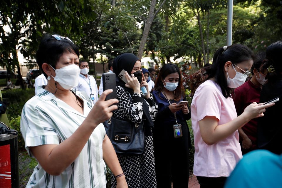 Người d&acirc;n tập trung b&ecirc;n ngo&agrave;i t&ograve;a nh&agrave; ở Jakarta, Indonesia. Ảnh: Reuters