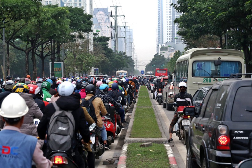 N&uacute;t giao Mễ Tr&igrave; - L&ecirc; Quang Đạo - Ch&acirc;u Văn Li&ecirc;m thường xuy&ecirc;n xảy ra &ugrave;n tắc v&agrave;o giờ cao điểm. Nguồn: Vietnammoi.