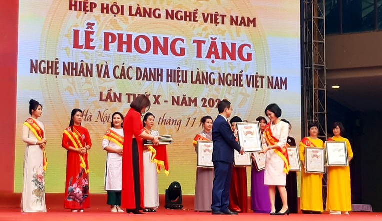 Lễ phong tặng c&aacute;c danh hiệu l&agrave;ng nghề Việt Nam 2022.