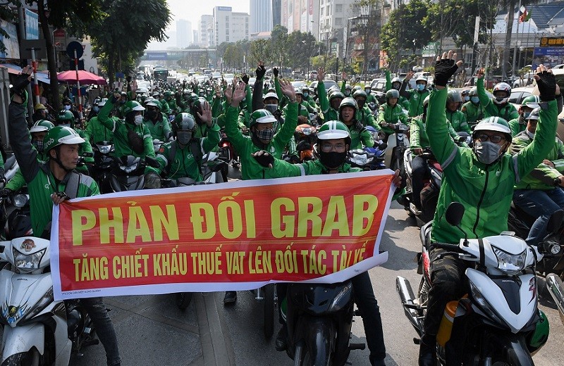 Ng&agrave;y 7/12/2020, ở H&agrave; Nội v&agrave; TP HCM, t&agrave;i xế GrabBike đ&atilde; đồng loạt tắt ứng dụng (App) để phản đối h&atilde;ng xe c&ocirc;ng nghệ Grab tăng chiết khấu thuế gi&aacute; trị gia tăng.