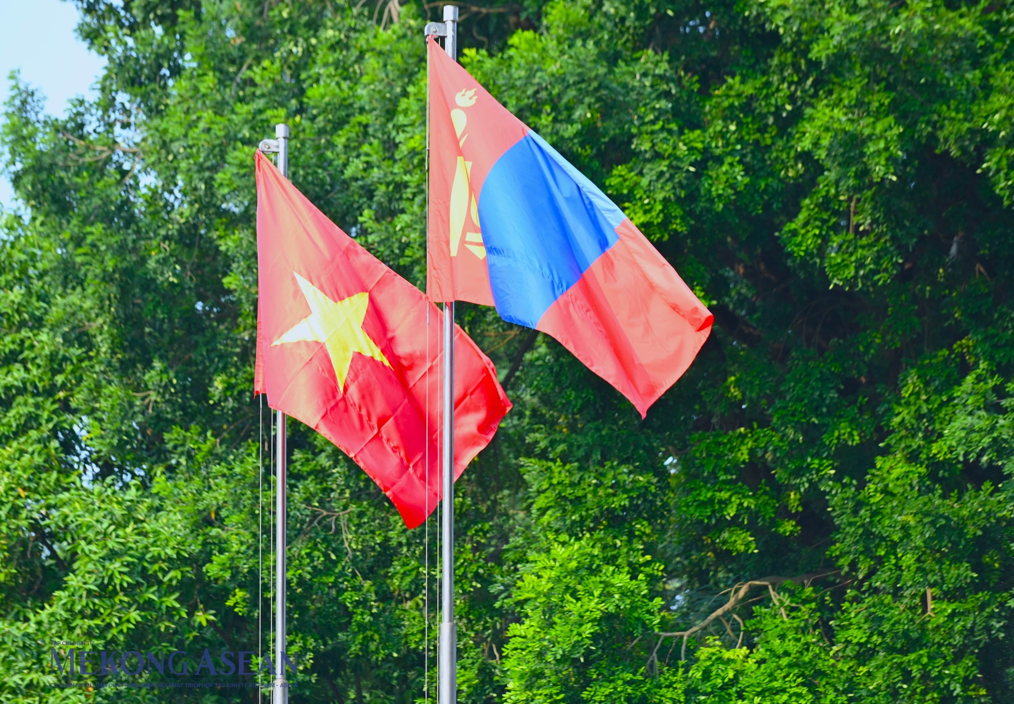 Quốc kỳ Việt Nam - M&ocirc;ng Cổ tung bay tại Phủ Chủ tịch. Ảnh: Đỗ Thảo