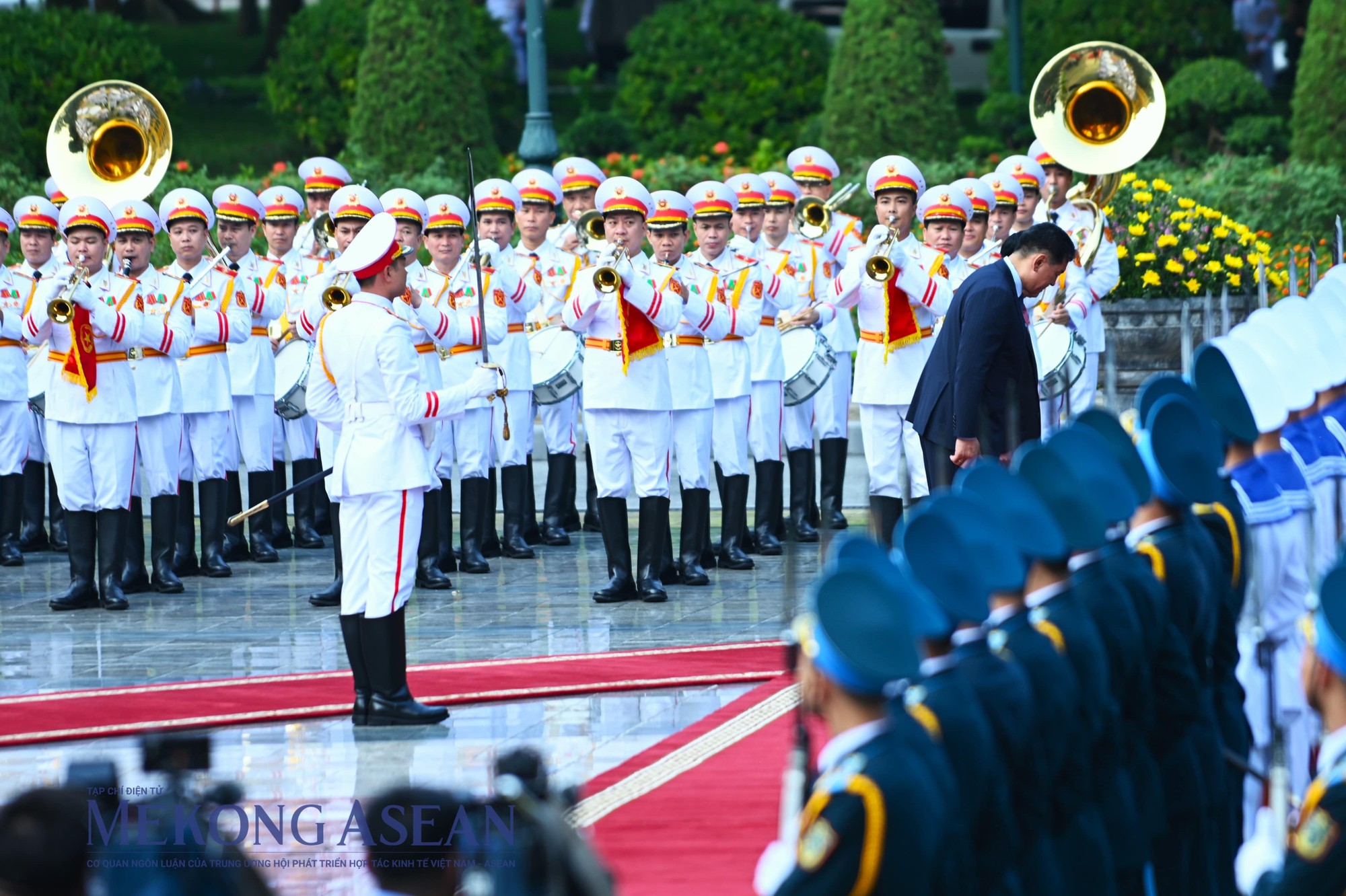 Hai nh&agrave; l&atilde;nh đạo c&uacute;i ch&agrave;o quốc kỳ. Ảnh: Đỗ Thảo