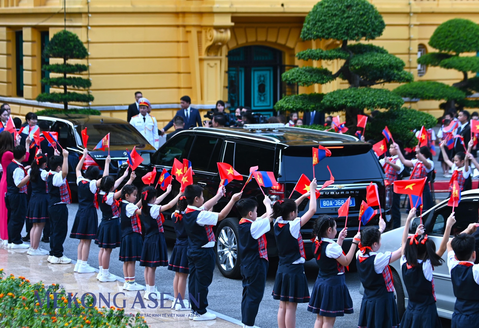 Thiếu nhi H&agrave; Nội vẫy quốc kỳ ch&agrave;o đ&oacute;n đo&agrave;n xe hộ tống Tổng thống M&ocirc;ng Cổ Ukhnaagiin Khurelsukh. Ảnh: Đỗ Thảo