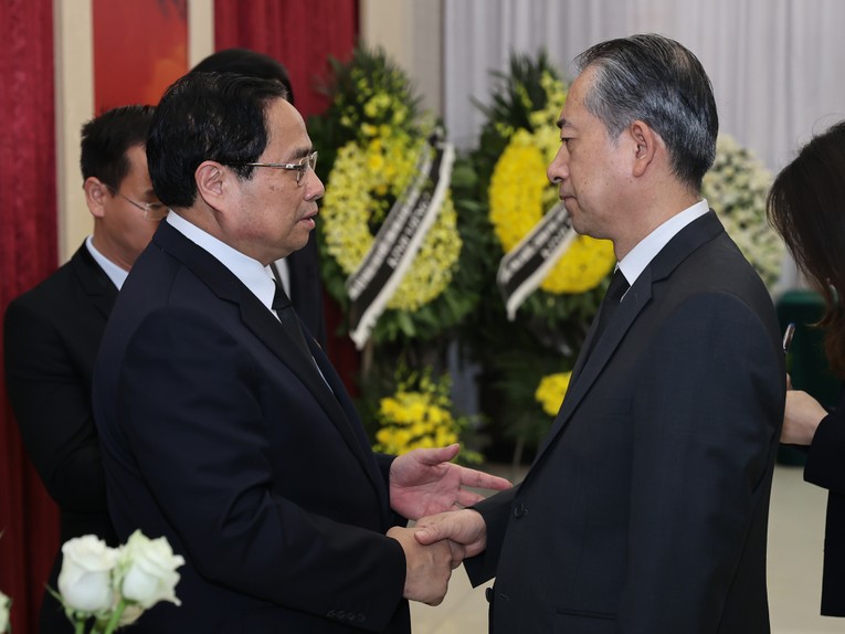 Thủ tướng Phạm Minh Ch&iacute;nh chia buồn c&ugrave;ng Đại sứ Trung Quốc H&ugrave;ng Ba. Ảnh: VGP