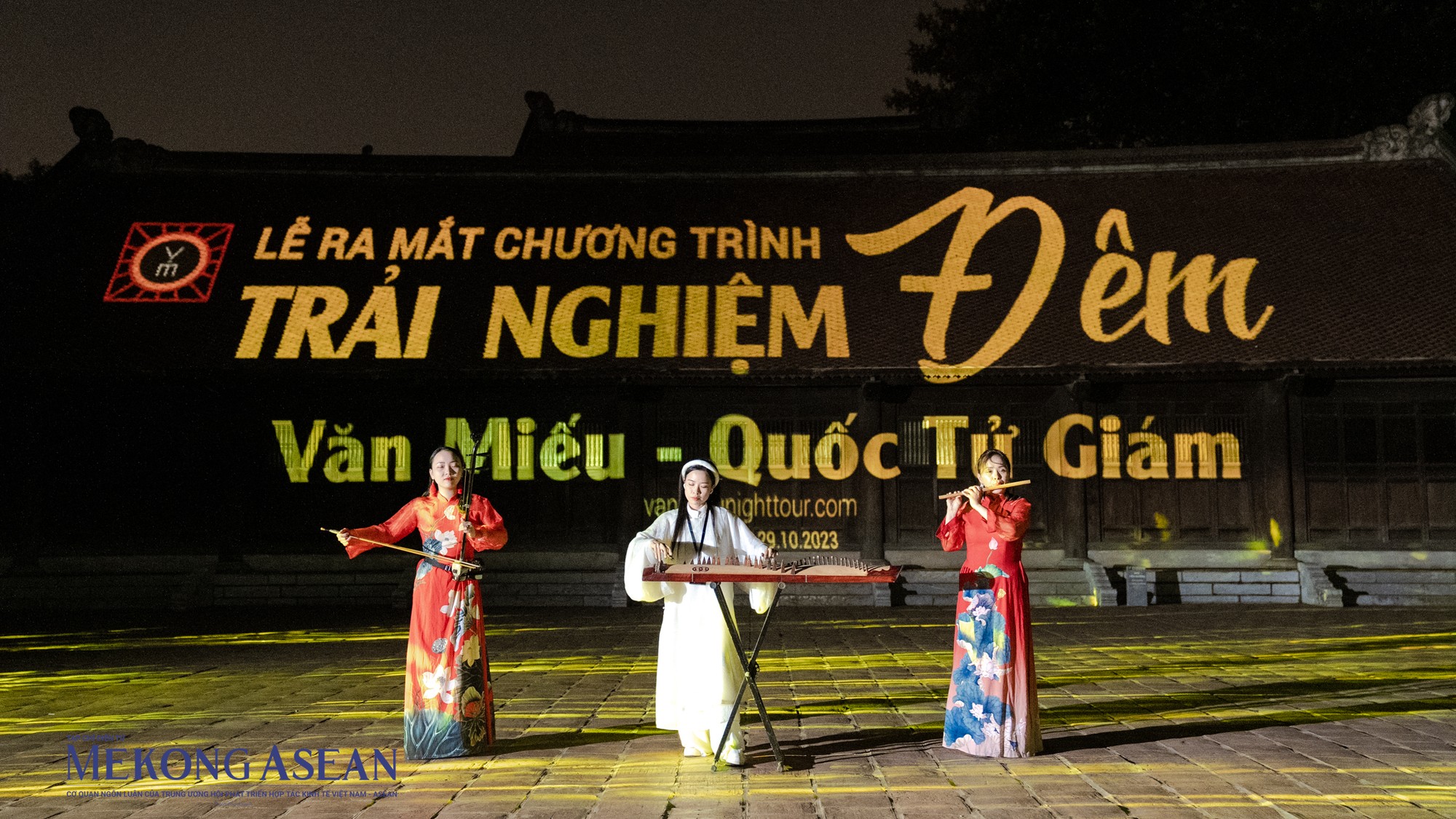 Tại Văn Miếu - Quốc Tử Gi&aacute;m (H&agrave; Nội) chương tr&igrave;nh trải nghiệm đ&ecirc;m (tour đ&ecirc;m) Văn Miếu - Quốc Tử Gi&aacute;m với chủ đề &amp;amp;amp;quot;Tinh hoa đạo học&amp;amp;amp;quot; ch&iacute;nh thức mở cửa đ&oacute;n kh&aacute;ch từ ng&agrave;y 1/11/2023, v&agrave;o khung giờ 19h - 22h c&aacute;c đ&ecirc;m thứ tư, thứ bảy v&agrave; chủ nhật hằng tuần với mức v&eacute; 199.000 đồng/người.