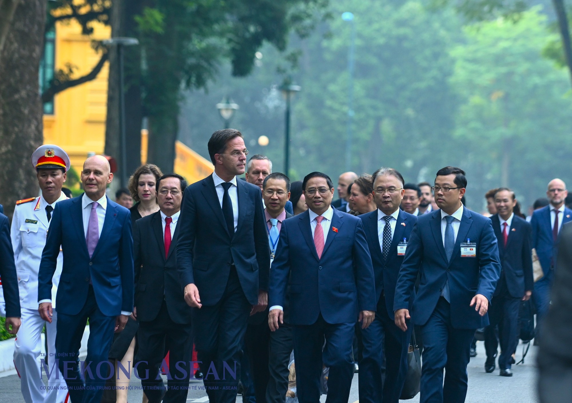 Thủ tướng Phạm Minh Ch&iacute;nh v&agrave; Thủ tướng Mark Rutte c&ugrave;ng đi bộ về Trụ sở Ch&iacute;nh phủ để tiến h&agrave;nh hội đ&agrave;m. Ảnh: Đỗ Thảo