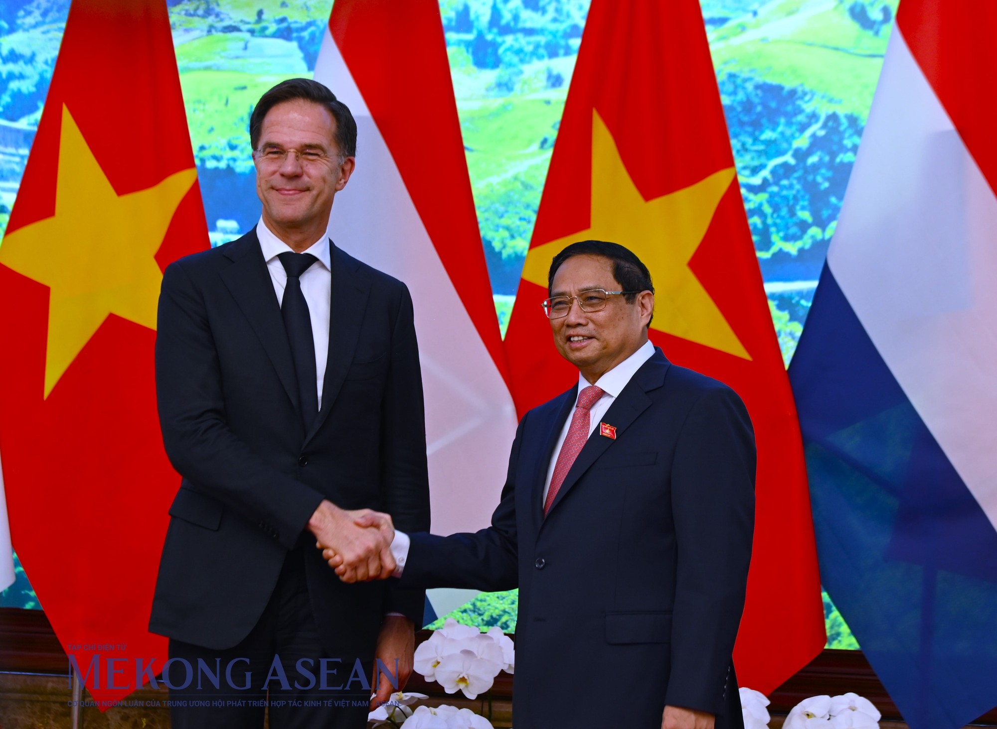 Thủ tướng Phạm Minh Ch&iacute;nh v&agrave; Thủ tướng H&agrave; Lan Mark Rutte chụp ảnh chung trước khi hội đ&agrave;m. Ảnh: Đỗ Thảo